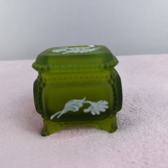 Westmoreland Green Satin Glass Trinket Box Vintage 1970 White Daisy Collectible - Picture 7 of 14
